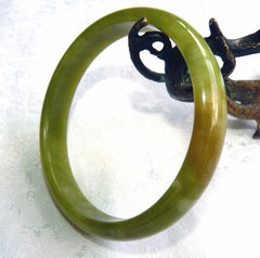 Good Green and "Kiss of Hong" Chinese "River Jade" Bangle Bracelet 69.5 mm (NJ2590)