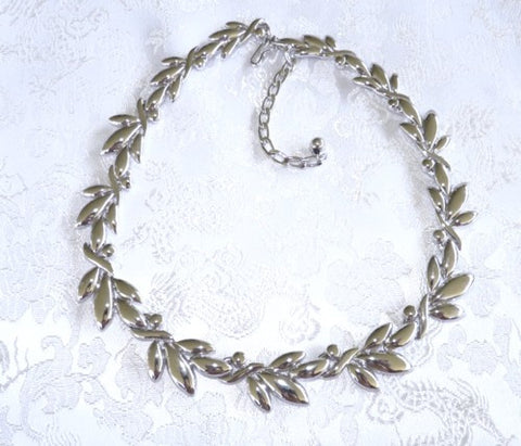 Vintage Avon Bold Silver Necklace Excellent Condition Unique Beautiful (BOX-NECK13)