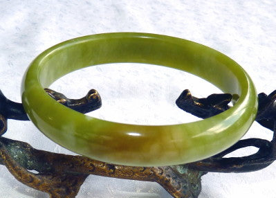 Good Green and "Kiss of Hong" Chinese "River Jade" Bangle Bracelet 69.5 mm (NJ2590)